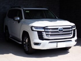 
									TOYOTA Land Cruiser Wagon ZX Pearl White 2022′ ESMFO full								