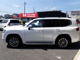 
									TOYOTA Land Cruiser Wagon ZX Pearl White 2022′ ESMFO full								