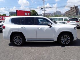 
									TOYOTA Land Cruiser Wagon ZX Pearl White 2024′ ESMID full								