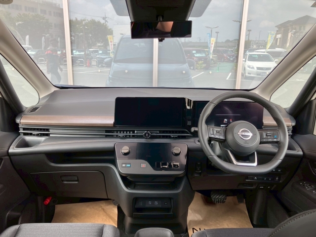 NISSAN Serena e-4ORCE Highway Star V Silver 2024′ EX5UW