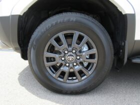 
									TOYOTA Land Cruiser Wagon VX Pearl White 2024′ EZ1ZC full								
