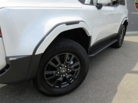 
									TOYOTA Land Cruiser Wagon VX Pearl White 2024′ EZ1ZC full								