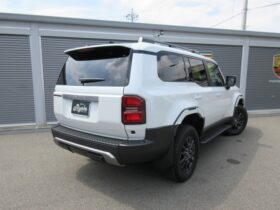 
									TOYOTA Land Cruiser Wagon VX Pearl White 2024′ EZ1ZC full								
