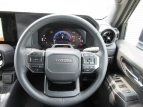 
									TOYOTA Land Cruiser Wagon VX Pearl White 2024′ EZ1ZC full								
