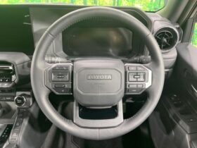 
									TOYOTA Land Cruiser Wagon VX Pearl White 2025′ EZA4Y full								