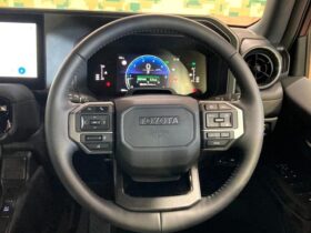 
									TOYOTA Land Cruiser Wagon VX Pearl White 2024′ EZAIK full								