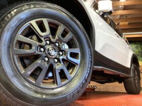 
									TOYOTA Land Cruiser Wagon VX Pearl White 2024′ EZAIK full								