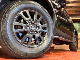 
									TOYOTA Land Cruiser Wagon VX Black 2024′ EZAJB full								