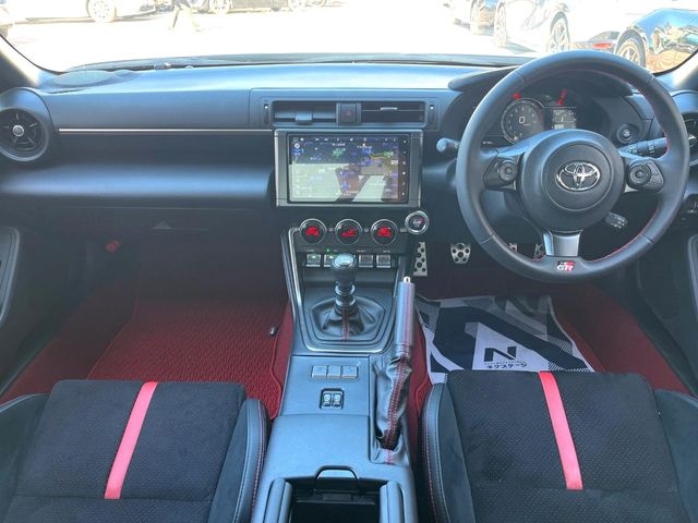 TOYOTA 86 RZ Pearl White 2023′ EZAMI