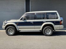 
									MITSUBISHI Pajero Mid-roof-wide Exceed Diesel Silver/Navy Blue 1995′ F04H8 full								
