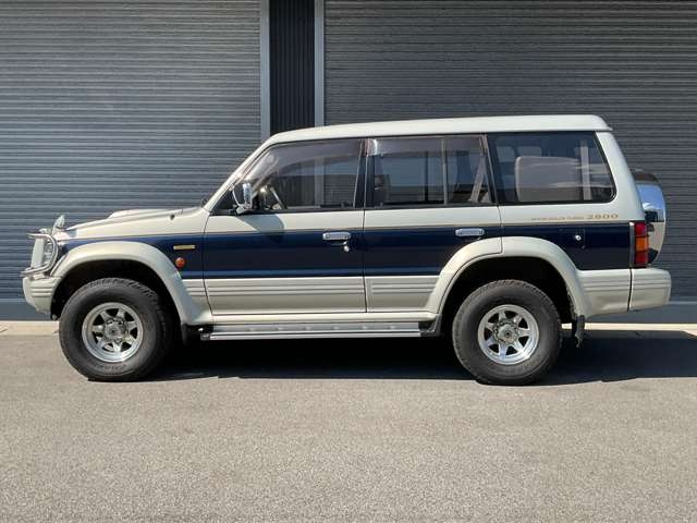 MITSUBISHI Pajero Mid-roof-wide Exceed Diesel Silver/Navy Blue 1995′ F04H8