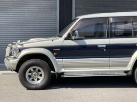 
									MITSUBISHI Pajero Mid-roof-wide Exceed Diesel Silver/Navy Blue 1995′ F04H8 full								