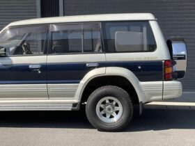 
									MITSUBISHI Pajero Mid-roof-wide Exceed Diesel Silver/Navy Blue 1995′ F04H8 full								