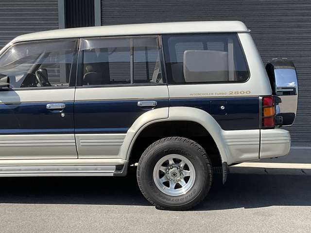 MITSUBISHI Pajero Mid-roof-wide Exceed Diesel Silver/Navy Blue 1995′ F04H8