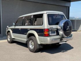 
									MITSUBISHI Pajero Mid-roof-wide Exceed Diesel Silver/Navy Blue 1995′ F04H8 full								
