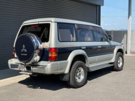 
									MITSUBISHI Pajero Mid-roof-wide Exceed Diesel Silver/Navy Blue 1995′ F04H8 full								