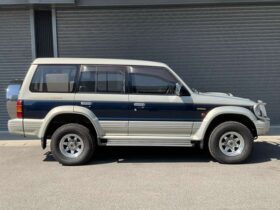 
									MITSUBISHI Pajero Mid-roof-wide Exceed Diesel Silver/Navy Blue 1995′ F04H8 full								