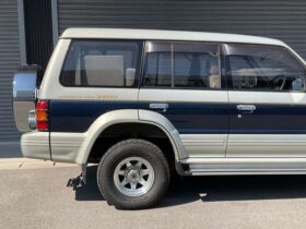 
									MITSUBISHI Pajero Mid-roof-wide Exceed Diesel Silver/Navy Blue 1995′ F04H8 full								