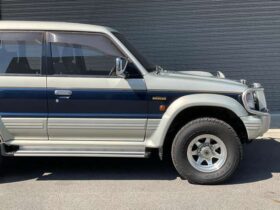 
									MITSUBISHI Pajero Mid-roof-wide Exceed Diesel Silver/Navy Blue 1995′ F04H8 full								