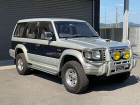 
									MITSUBISHI Pajero Mid-roof-wide Exceed Diesel Silver/Navy Blue 1995′ F04H8 full								
