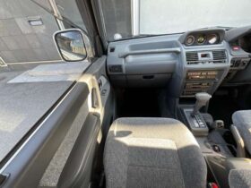 
									MITSUBISHI Pajero Mid-roof-wide Exceed Diesel Silver/Navy Blue 1995′ F04H8 full								