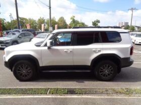 
									TOYOTA Land Cruiser Wagon VX Pearl White 2024′ F1F73 full								