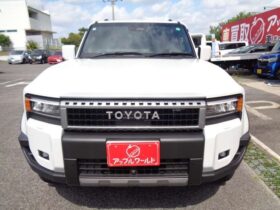 
									TOYOTA Land Cruiser Wagon VX Pearl White 2024′ F1F73 full								