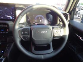 
									TOYOTA Land Cruiser Wagon VX Pearl White 2024′ F1F73 full								