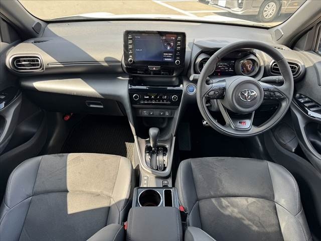 TOYOTA Yaris Cross Hybrid GR Sport   Two-Tone Color Pearl White 2023′ F1JU4