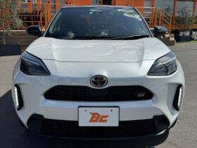 
									TOYOTA Yaris Cross Hybrid GR Sport   Two-Tone Color Pearl White 2023′ F1JU4 full								
