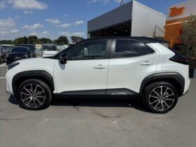 
									TOYOTA Yaris Cross Hybrid GR Sport   Two-Tone Color Pearl White 2023′ F1JU4 full								