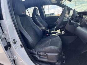 
									TOYOTA Yaris Cross Hybrid GR Sport   Two-Tone Color Pearl White 2023′ F1JU4 full								