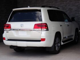 
									TOYOTA Land Cruiser Wagon ZX Pearl White 2021′ F5HDT full								