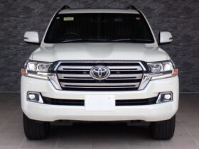 
									TOYOTA Land Cruiser Wagon ZX Pearl White 2021′ F5HDT full								