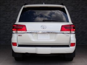 
									TOYOTA Land Cruiser Wagon ZX Pearl White 2021′ F5HDT full								