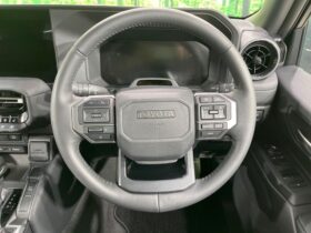 
									TOYOTA Land Cruiser Wagon VX Pearl White 2024′ F5RCB full								