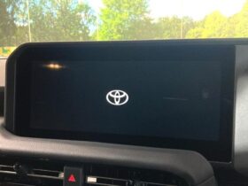 
									TOYOTA Land Cruiser Wagon VX Pearl White 2024′ F5TM3 full								