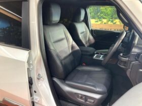 
									TOYOTA Land Cruiser Wagon VX Pearl White 2024′ F5TM3 full								