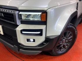 
									TOYOTA Land Cruiser Wagon VX Pearl White 2024′ F5TM3 full								