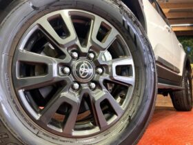 
									TOYOTA Land Cruiser Wagon VX Pearl White 2024′ F5TM3 full								