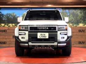 
									TOYOTA Land Cruiser Wagon VX Pearl White 2024′ F5TM3 full								