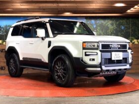 
									TOYOTA Land Cruiser Wagon VX Pearl White 2024′ F5TM3 full								