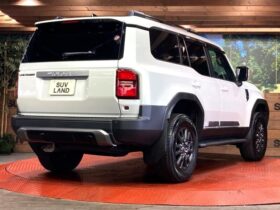 
									TOYOTA Land Cruiser Wagon VX Pearl White 2024′ F5TM3 full								