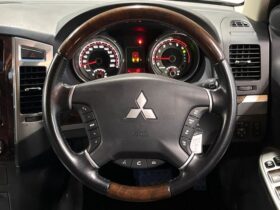 
									MITSUBISHI Pajero Super Exceeded Pearl White 2014′ F5U9S full								