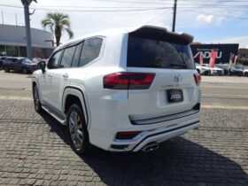 
									TOYOTA Land Cruiser Wagon ZX Pearl White 2024′ F7ML5 full								