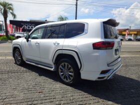 
									TOYOTA Land Cruiser Wagon ZX Pearl White 2024′ F7ML5 full								