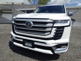 
									TOYOTA Land Cruiser Wagon ZX Pearl White 2024′ F7ML5 full								