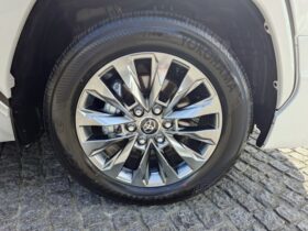 
									TOYOTA Land Cruiser Wagon ZX Pearl White 2024′ F7ML5 full								