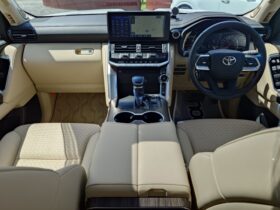 
									TOYOTA Land Cruiser Wagon ZX Pearl White 2024′ F7ML5 full								