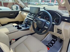 
									TOYOTA Land Cruiser Wagon ZX Pearl White 2024′ F7ML5 full								